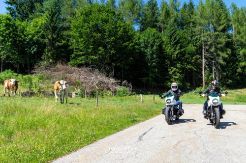 Power Trip The Speed Sisters – INTERPRETASI [WOIDWERK] PADA BMW R 12 DAN R 18