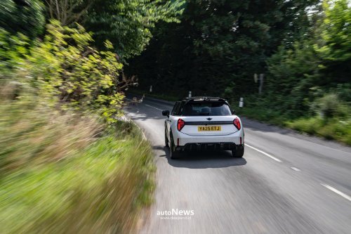 MINI, Profil Mobil MINI Cooper S 5-Door John Cooper Works – IKONIK DAN SPORTY
