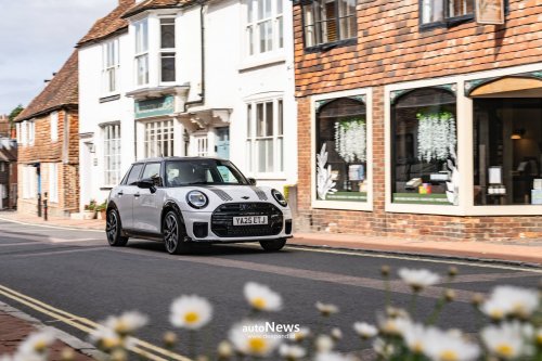 MINI, Profil Mobil MINI Cooper S 5-Door John Cooper Works – IKONIK DAN SPORTY