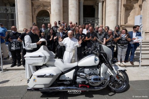 BMW, Special Edition BMW R 18 Transcontinental – DIBERKATI OLEH PAUS LEO XIV