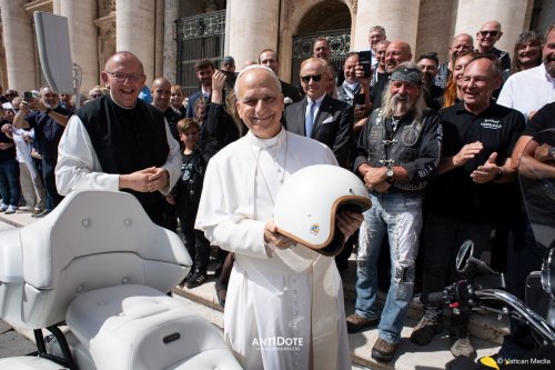 Special Edition BMW R 18 Transcontinental – DIBERKATI OLEH PAUS LEO XIV