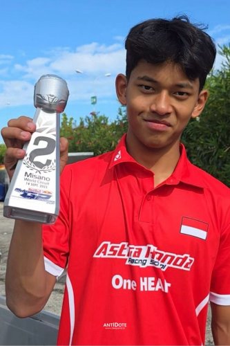 MotoGP, Red Bull MotoGP Rookies Cup 2025 Drama Misano Veda Ega Terjatuh – TAPI TETAP SABET RUNNER-UP