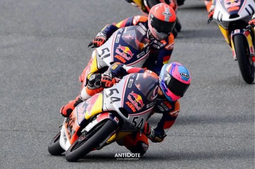 MotoGP, Red Bull MotoGP Rookies Cup 2025 Drama Misano Veda Ega Terjatuh – TAPI TETAP SABET RUNNER-UP
