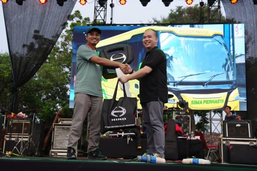 Commercial Vehicle Hino Serahkan Bus Anniversary PO Sima Perkasya di Jamnas Bismania 2026