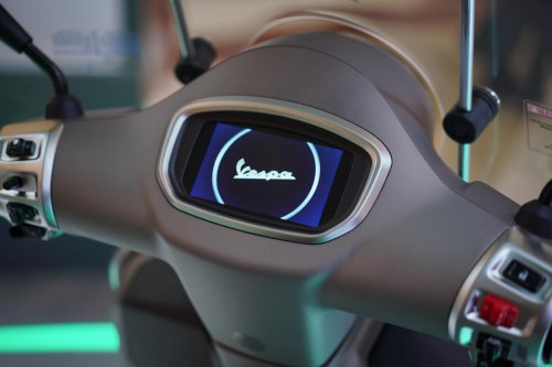 Motor Baru Vespa GTS Super Tech 250 HPE, Harga Turun Tanpa Hilang Status Flagship