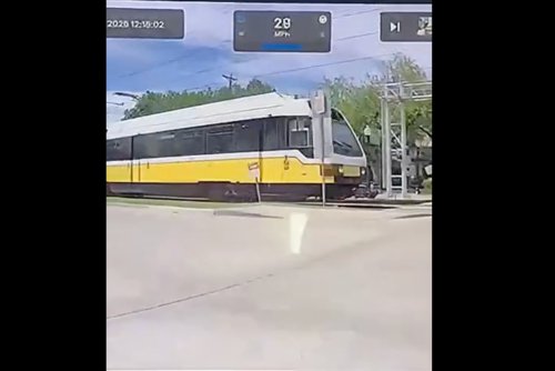 Tesla, Tesla 'Full Self-Driving' crashed through railroad gate seconds before train