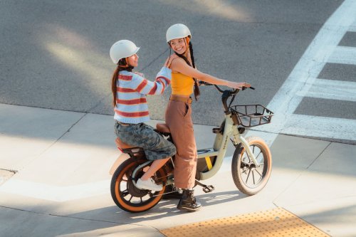 More fun with a friend: Important tips for e-bike riding with two passengers
