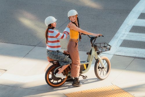 More fun with a friend: Important tips for e-bike riding with two passengers