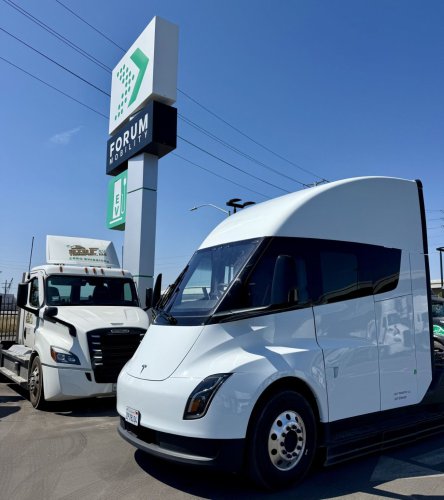 Tesla, Tesla Semi lands 60-truck order from port drayage fleets in California