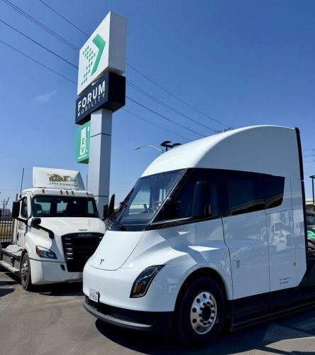 Tesla, Tesla Semi lands 60-truck order from port drayage fleets in California