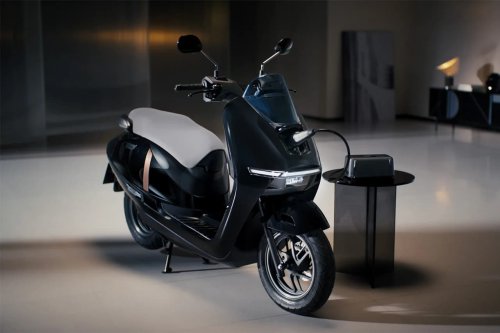 Honda's new 50 MPH commuter 'electric motorcycle' rolls out with interesting battery choice