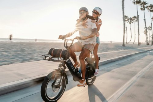 More fun with a friend: Important tips for e-bike riding with two passengers