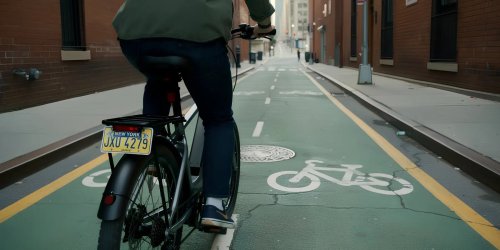 Why lawmakers are trying so hard to slap license plates on e-bikes this year
