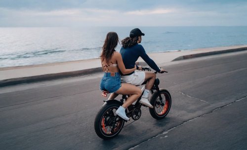 More fun with a friend: Important tips for e-bike riding with two passengers