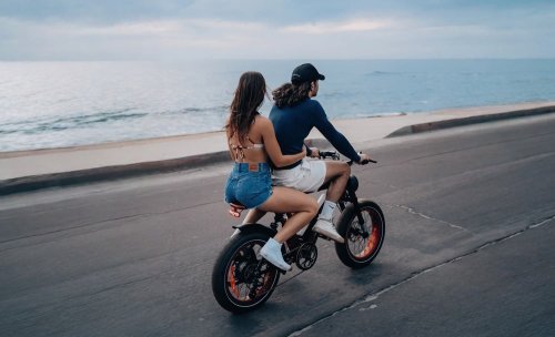 More fun with a friend: Important tips for e-bike riding with two passengers