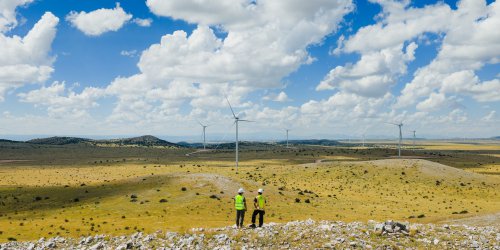 The US’s largest clean energy project just installed 242 giant wind turbines | Electrek