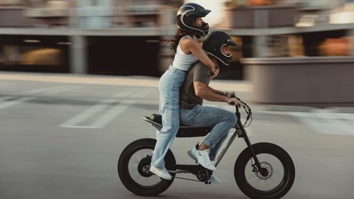 More fun with a friend: Important tips for e-bike riding with two passengers