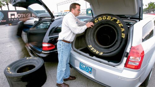 2006 Dodge Magnum SRT8 vs Mercedes E55 AMG: Surprising Performance Test Results