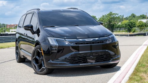 Chrysler Turns a Pair of Pacifica Minivans Into MILFs*