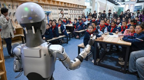 Dreame Nebula Next 01 Debut: Experts Predict AI Future of Cars, Robots, and Society