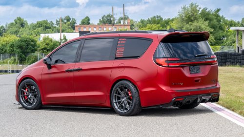 Chrysler, Chrysler Turns a Pair of Pacifica Minivans Into MILFs*