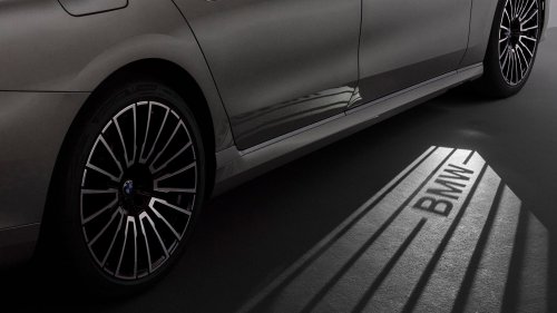 BMW, This Is the 2027 BMW 7 Series: Even More Screens, New Tech, and the Same Presence