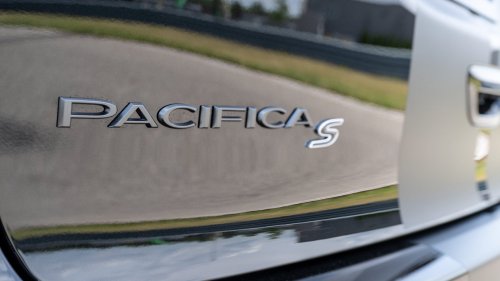 Chrysler Turns a Pair of Pacifica Minivans Into MILFs*