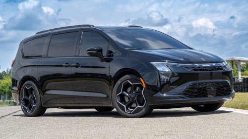 Chrysler, Chrysler Turns a Pair of Pacifica Minivans Into MILFs*