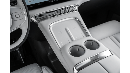 XPeng X9 First Drive: Can It Beat the Mercedes-Benz VLE?