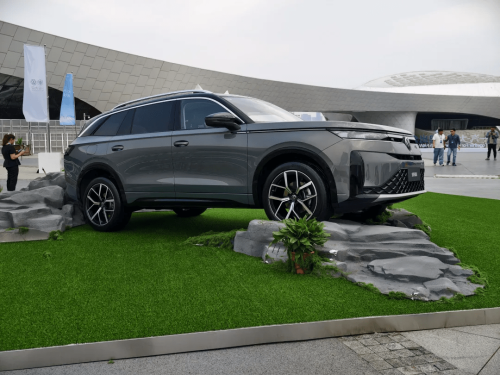 FAW-Volkswagen Unveils Five Models With Smart ICE and PHEV Push to Rival EV Startups