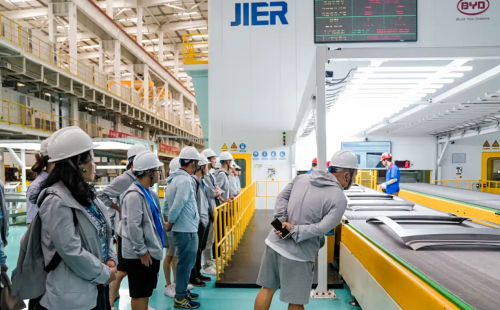 Canada Industry Minister Courts Chinese EV Makers, Eyes Local Plants