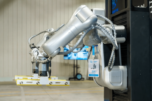 SAIC Deploys First Humanoid Robot on Buick Battery Production Line