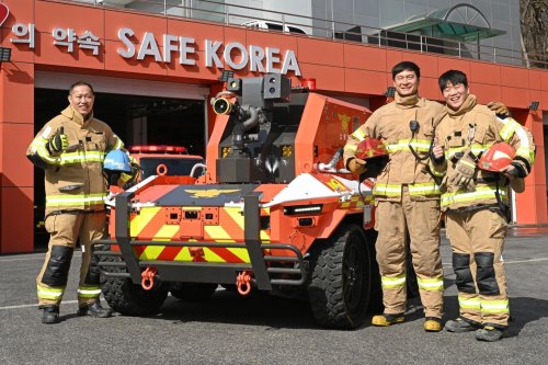 Maybe robots SHOULD steal some jobs: firefighting 'bot saves lives
