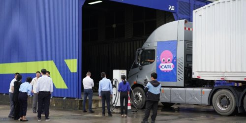 CATL, Octopus and CATL unveil a giant EV truck battery-swapping network