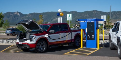 Walmart’s 400 kW EV charging network just hit 100 stores
