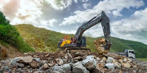 Volvo, New, 50-ton Volvo EC500 Electric excavator never needs charging