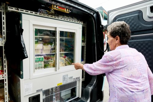Kia, Kia's EV van becomes a mobile grocery store for free food delivery