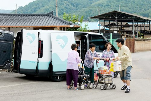 Kia, Kia's EV van becomes a mobile grocery store for free food delivery