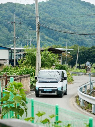 Kia's EV van becomes a mobile grocery store for free food delivery