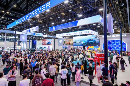Semi-solid-state Batteries, Highway NOA Move Downmarket: Pure EVs Under 100,000 Yuan Ignite Battle for Tech Parity