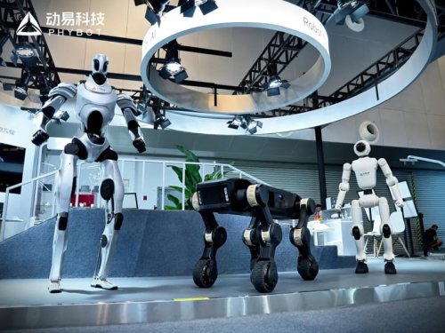 WAIC 2026 | PHYBOT Full Family Makes First Dynamic Joint Appearance