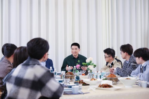 Li Xiang Talks AI, A Chasm Behind Him?