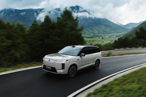Denza, Starting from 319,800 yuan, Which Rivals Is the Denza N8L Fast-Charging Edition Targeting?