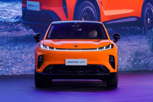Arcfox Alpha T7 pre-sale price with subsidies starts at 137,800 CNY; Alibaba Qianwen and Doubao Agent dual AI onboard