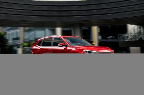 MG, La imagen de la que todos hablan: 400.000 visualizaciones para esta conductora de un MG que besaba al copiloto a 190 km/h