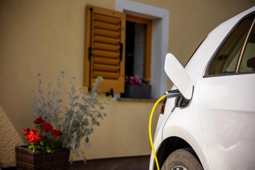 ¿Se puede cargar un coche eléctrico en un enchufe de casa de 220V? Lo que nadie te cuenta sobre tiempos y riesgos