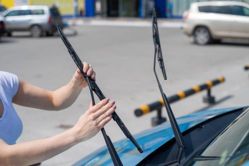 El extraño motivo por el que estos conductores revisan cada mañana los limpiaparabrisas de su coche