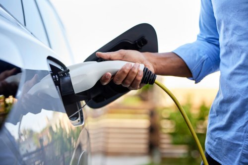 Vive en un quinto piso y tiró el cable para cargar su coche eléctrico: el viral es para verlo en bucle