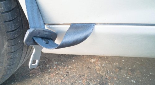 El diminuto botón del cinturón de seguridad que nunca miras: ¿alguna vez te has preguntado para qué sirve?