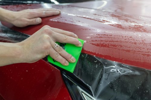 Lavó un coche con manguera a presión y le saldrá bastante caro: se formaron burbujas de plástico por este motivo